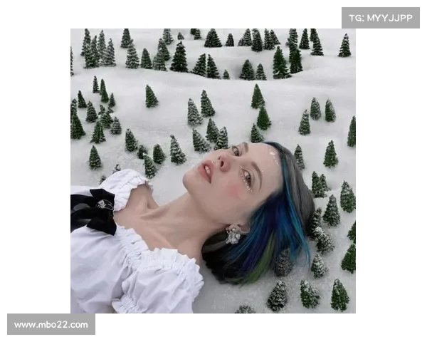 三头装的惊悚美学：当时尚走向极端，脑洞大开却令人作呕(三头怪的照片)